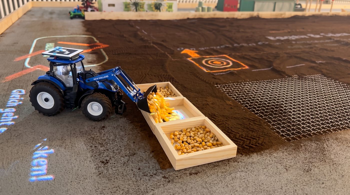 Insel 2: Traktor kippt Mais in die Holzschalen, daneben das projizierte Ziel